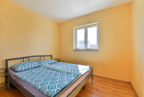 Postel nebo postele na pokoji v ubytování Apartments Đaković II