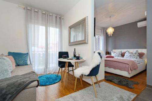 un soggiorno con letto, tavolo e sedie di Apartments Mediteranea 1 a Zara (Zadar)