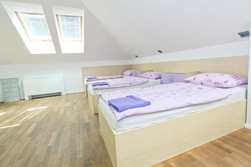 Ένα ή περισσότερα κρεβάτια σε δωμάτιο στο Youth Hostel Krško