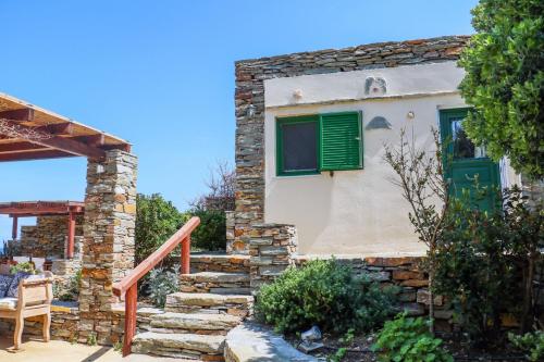Το κτήριο όπου στεγάζεται  η παραθεριστική κατοικία