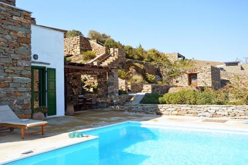 Πισίνα στο ή κοντά στο Stylish stone villa with a swimming pool, sea view and large terrace, ideal for a family or a group of friends