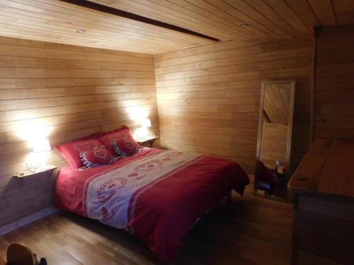 מיטה או מיטות בחדר ב-logement paisible à la campagne (2 à 4 personnes)