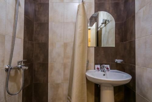 a bathroom with a sink and a mirror at Hotel Anhea in Veliko Tŭrnovo