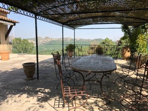 une table et des chaises sur une terrasse avec vue dans l'établissement Casita Linda - mas en pleine nature, à Anduze
