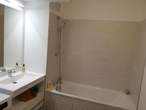 Ένα μπάνιο στο Grand F3 CONFORTABLE 5 mn de Paris et proche Disneyland