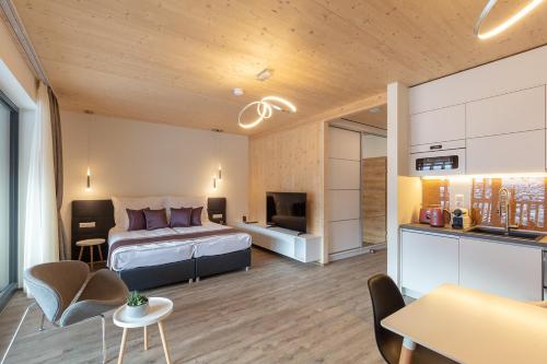 um quarto com uma cama e uma sala de estar em ARTMUR Apartment em Sankt Georgen ob Murau