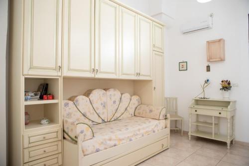 una camera con sedia e armadietto bianco di casa luna a Guagnano