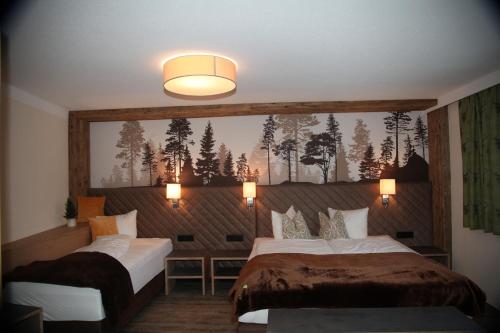 フィスにあるRitterhofのベッド2台が備わる客室で、壁には絵画が飾られています。