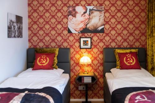 מיטה או מיטות בחדר ב-Rheinland Hotel