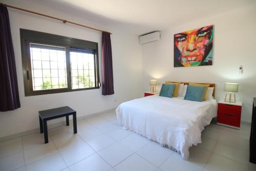 מיטה או מיטות בחדר ב-Villa Sa Barda