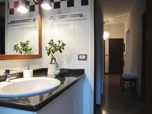 een badkamer met een wastafel en een spiegel bij Lagoon View Apartment in Venetië-Lido