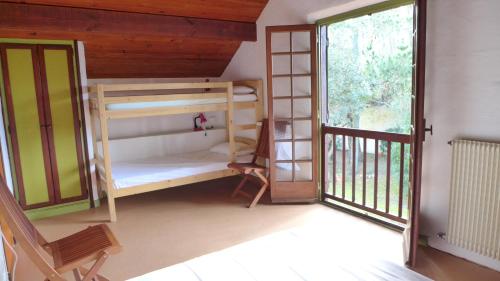 Cette chambre dispose de lits superposés et d'un balcon avec une fenêtre. dans l'établissement Réf 141 ,Seignosse Les Bourdaines , Villa Bouharde classée 3 étoiles, à 600 m plage, 10 personnes, à Seignosse