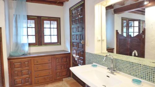 a bathroom with a sink and a mirror at Réf 141 ,Seignosse Les Bourdaines , Villa Bouharde classée 3 étoiles, à 600 m plage, 10 personnes in Seignosse