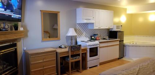 Una cocina o zona de cocina en Athabasca Lodge Motel