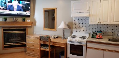 Una cocina o zona de cocina en Athabasca Lodge Motel