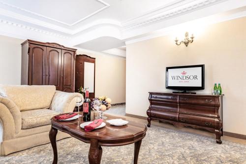 TV a/nebo společenská místnost v ubytování Hotel Windsor w Jachrance