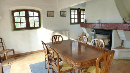 une salle à manger avec une table et des chaises en bois dans l'établissement Réf 141 ,Seignosse Les Bourdaines , Villa Bouharde classée 3 étoiles, à 600 m plage, 10 personnes, à Seignosse