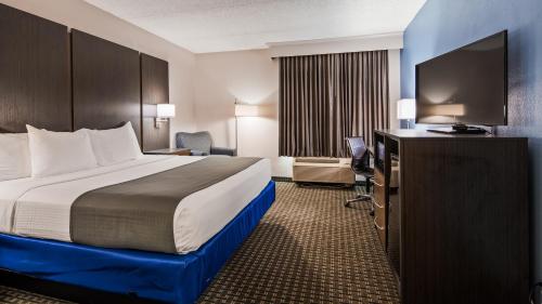 Кровать или кровати в номере Best Western Ocala Park Centre