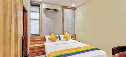 Säng eller sängar i ett rum på Hotel Sun City - Near Saifee Hospital And H N Reliance Hospital