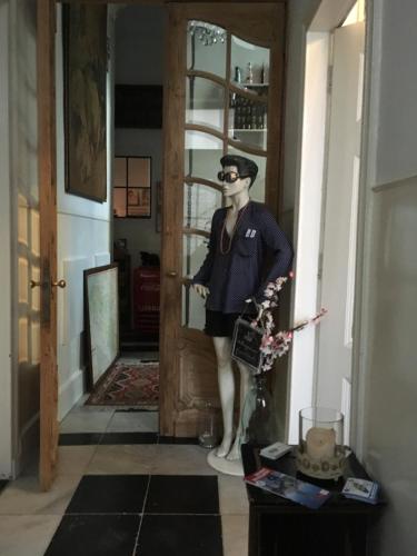 un maniquí parado en la puerta de una habitación en B&B Le flaneur, en Brujas