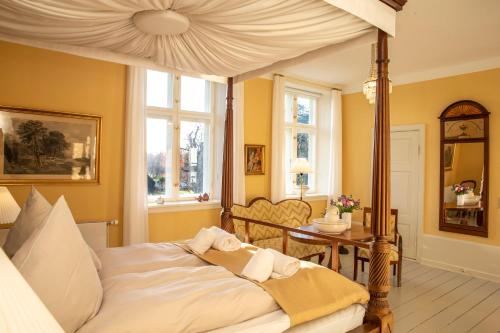 Postel nebo postele na pokoji v ubytování Fuglsang Herregaard Hotel