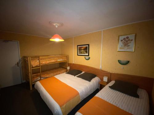 Habitación con 2 camas en una habitación en Hôtel Thermidor, en Nevers