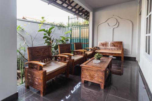eine Gruppe von Stühlen und Tischen in einem Zimmer in der Unterkunft Ndalem Sarengat in Yogyakarta