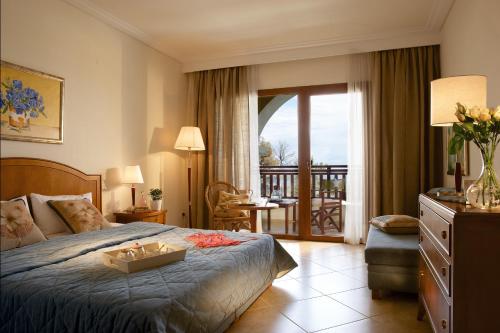 Rúm í herbergi á Aegean Melathron Thalasso Spa Hotel