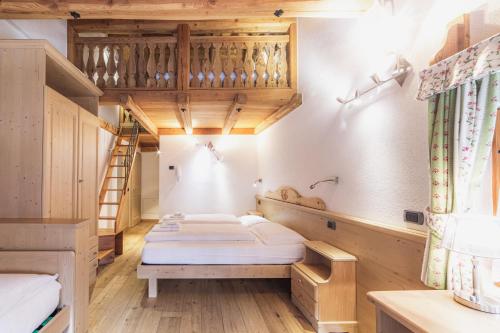 Zimmer mit 2 Betten und einer Leiter in der Unterkunft Maso Coler in Rabbi