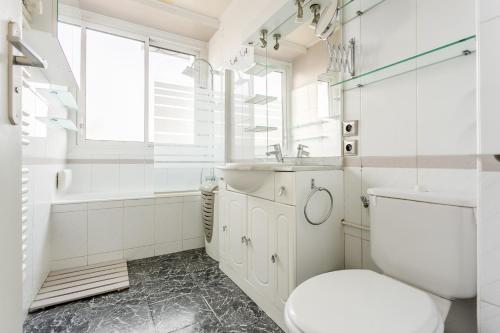 une salle de bain avec toilettes, lavabo et baignoire dans l'établissement Appart Terrasse Vue Tour Eiffel, à Paris