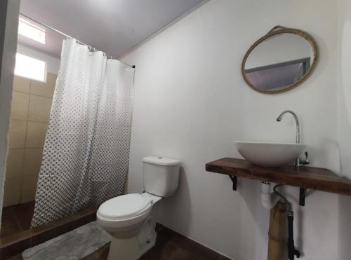 uma casa de banho com um WC e um lavatório em Uvita Pirates Hostel em Uvita