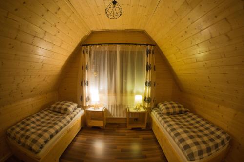 เตียงในห้องที่ Domki pod Skocznią