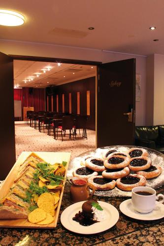 a table with a buffet of food and a room with aasteryasteryasteryastery at Hotel Hullu Poro in Levi