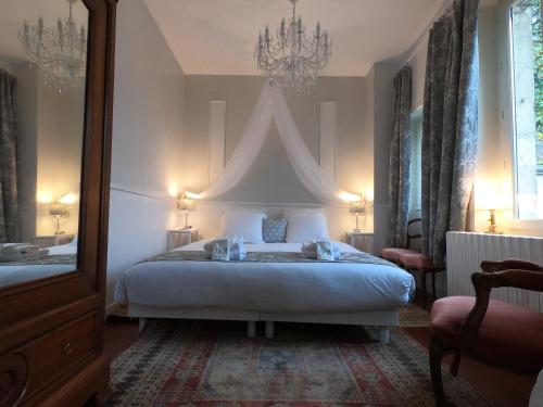 a bedroom with a large bed with a white canopy at Le 31 B&B Amboise Centre in Amboise