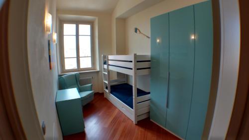 Cette petite chambre comprend des lits superposés et une fenêtre. dans l'établissement I Velieri, à Viareggio