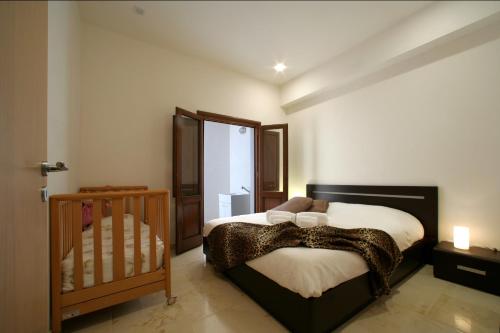 - une chambre avec un lit et un lit bébé dans l'établissement VILLA DELFINI 2-12 Pax, à San Vito Lo Capo