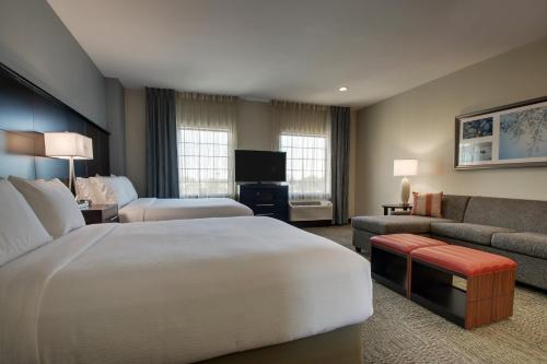 Ένα ή περισσότερα κρεβάτια σε δωμάτιο στο Staybridge Suites Plano - The Colony by IHG
