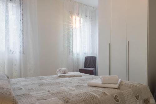 una camera da letto con un letto e due asciugamani di Ca' D'oro Apartment - Wi-Fi a Venezia