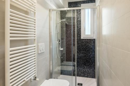 bagno con doccia in vetro e servizi igienici di Ca' D'oro Apartment - Wi-Fi a Venezia