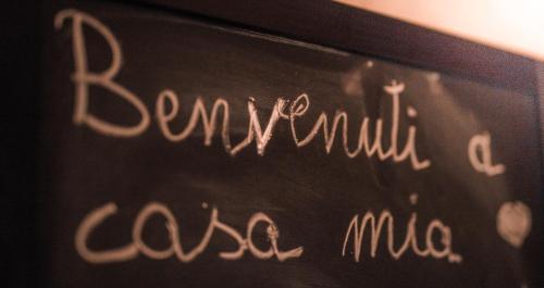 a blackboard with the wordsbmwulum cafe mimica on it at B&B LELLA in Piove di Sacco