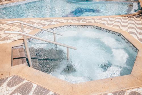 an overhead view of a large swimming pool at Hotel Triângulo in Caldas Novas