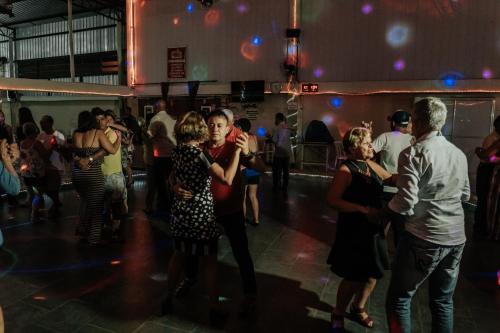 people dancing on the dance floor at a party at Hotel Triângulo in Caldas Novas