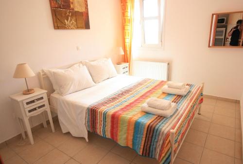 1 dormitorio con 1 cama con 2 toallas en Lagoon View Apartments - Adults only, en Lassi