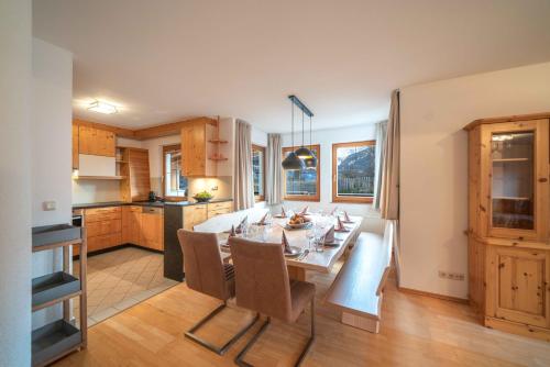 eine Küche und ein Esszimmer mit einem Tisch und Stühlen in der Unterkunft Landhaus Kalvarienberg in Ladis