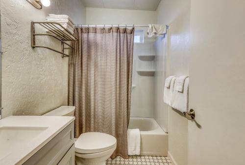 een witte badkamer met een toilet en een douche bij Allegra's Cottage in Eureka