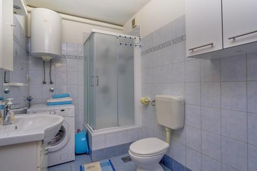 Ett badrum på Apartments Žerjav