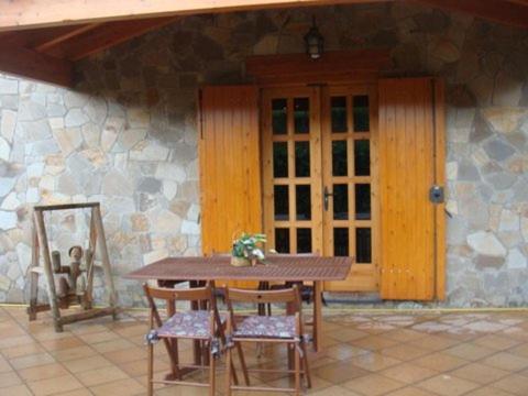 a wooden table and chairs in front of a building at CASA LA GRANJA in Olvan