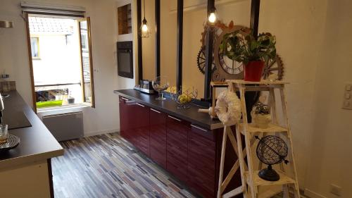 une cuisine avec un comptoir noir et une fenêtre dans l'établissement Loc'apparts, à Beaumont-sur-Oise