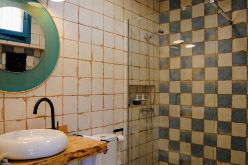 ein Badezimmer mit Waschbecken und Dusche in der Unterkunft Arabias Loft Caños de Meca in Los Caños de Meca