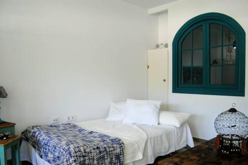 سرير أو أسرّة في غرفة في Arabias Loft Caños de Meca